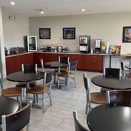 Days Inn By Wyndham Near Kansas Speedway Канзас-Сити Экстерьер фото