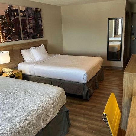 Days Inn By Wyndham Near Kansas Speedway Канзас-Сити Экстерьер фото