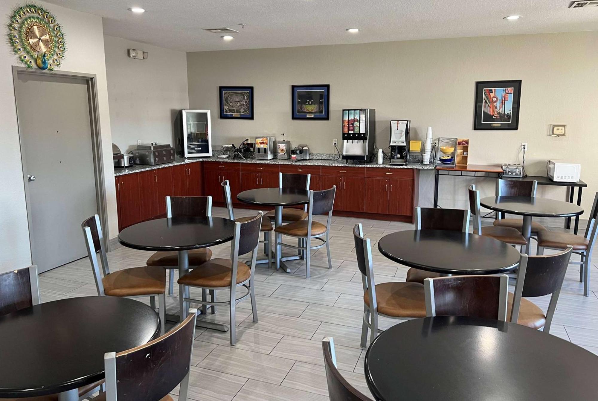 Days Inn By Wyndham Near Kansas Speedway Канзас-Сити Экстерьер фото
