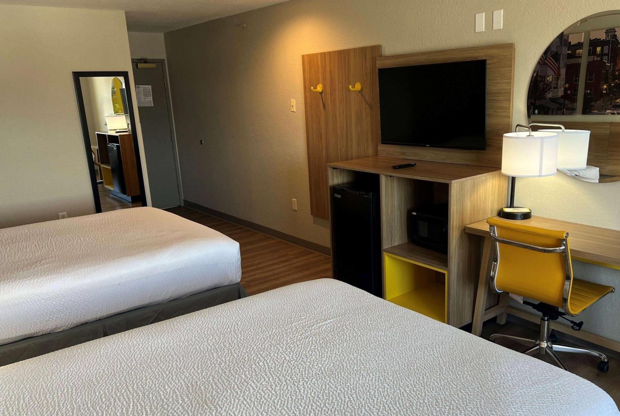 Days Inn By Wyndham Near Kansas Speedway Канзас-Сити Экстерьер фото